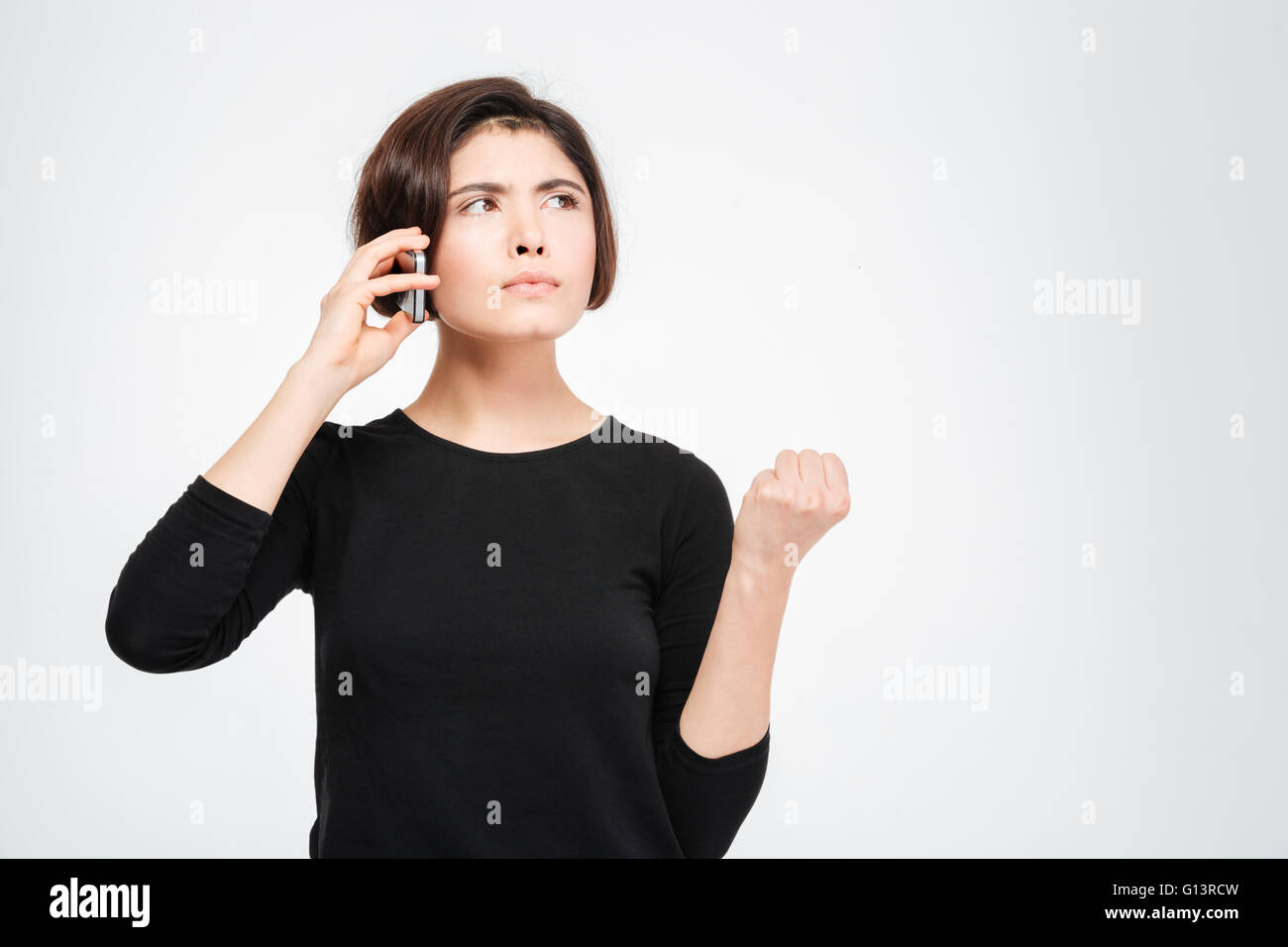 Böse Frau am Telefon isoliert auf weißem Hintergrund Stockfoto