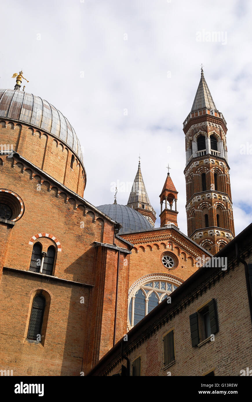 Padua, Veneto, Italien: das Kloster und die Türme der Kirche des Heiligen Antonius. Stockfoto