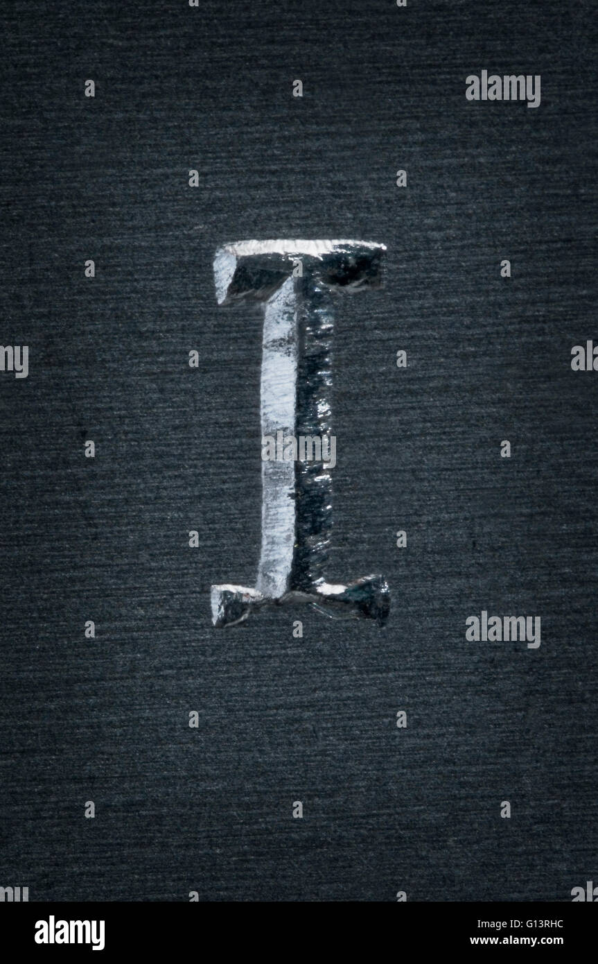 Makro-Ansicht aus einem einzigen Buchstaben, die "Ich" in black-Metal gestempelt Stockfoto