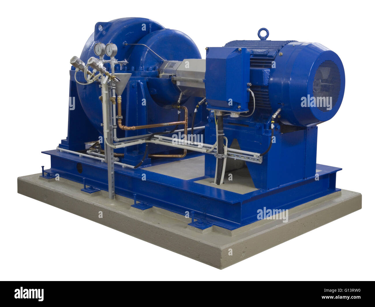 Blaue Industriepumpen mit Elektromotor auf Betonsockel isoliert auf weißem Hintergrund Stockfoto