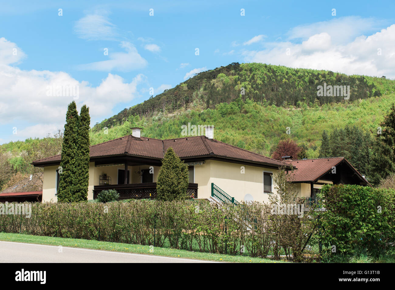 altes Bauernhaus oder Haus am Berg - Österreich Stockfoto