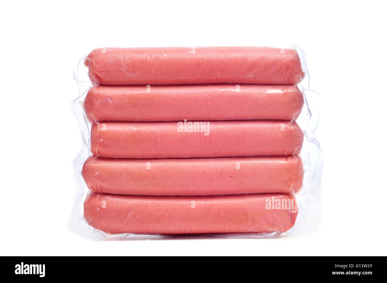 eine Packung von rohen Hot Dogs auf weißem Hintergrund Stockfoto