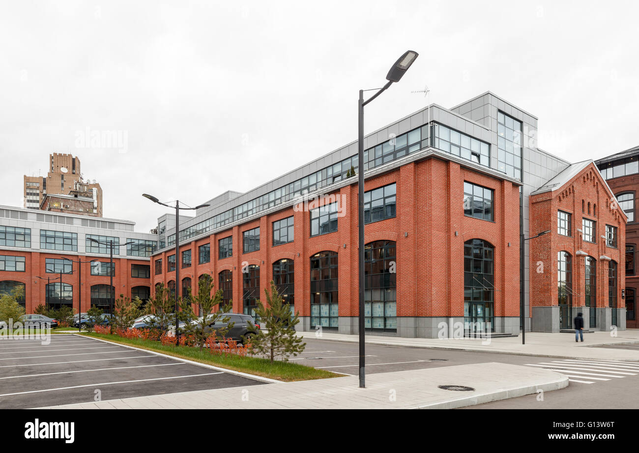 Umfangreiche Büro komplexe Exterieur im Loftstil. Rote Backsteinbauten der ehemaligen Fabrik, Gasbehälter. Am Abend Architektur vo Stockfoto
