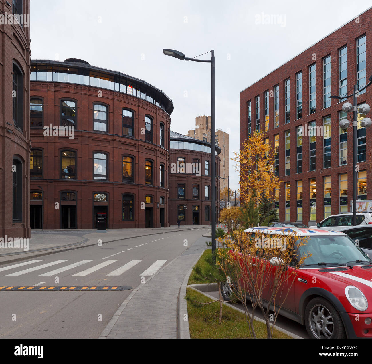 Umfangreiche Büro komplexe Exterieur im Loftstil. Rote Backsteinbauten der ehemaligen Fabrik, Gasbehälter. Am Abend Architektur vo Stockfoto