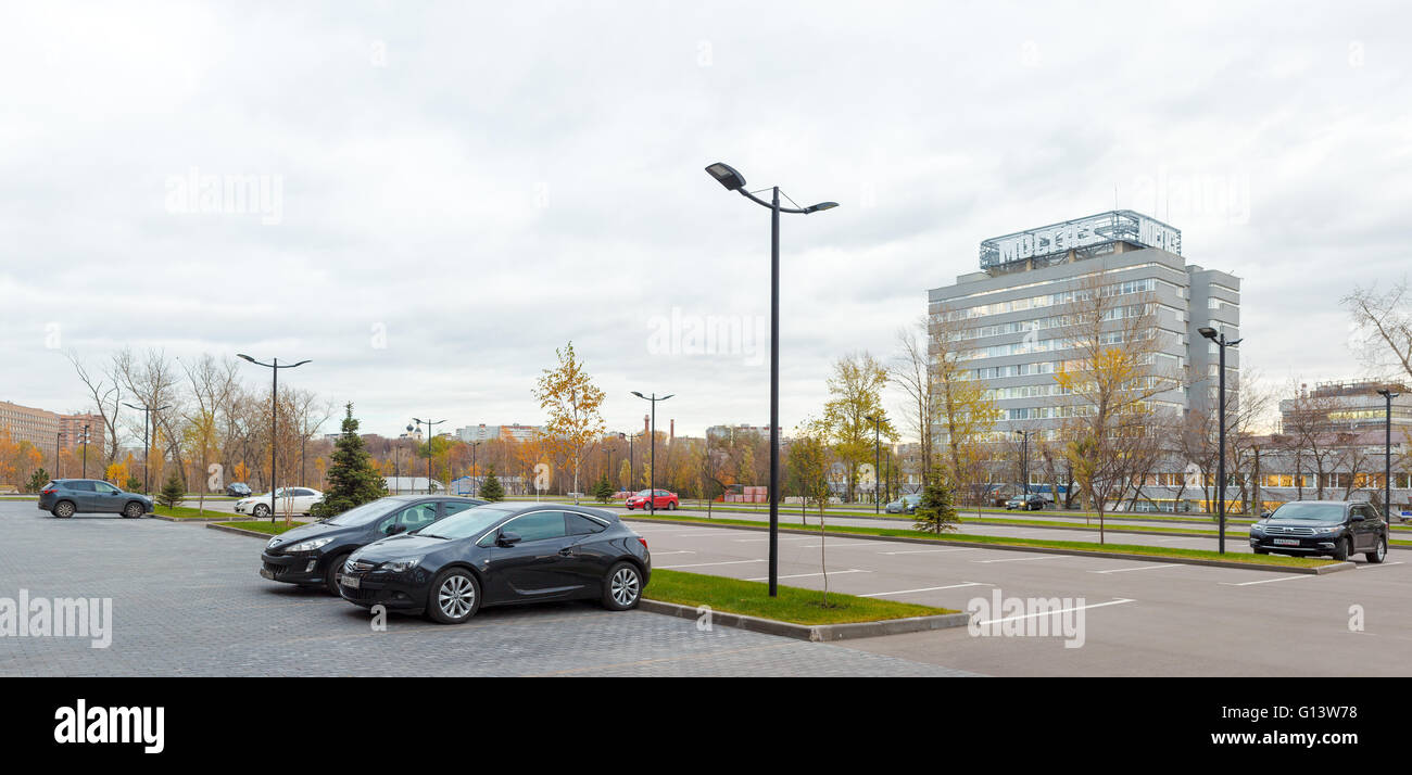 Umfangreiche Büro komplexe Exterieur im Loftstil. Rote Backsteinbauten der ehemaligen Fabrik, Gasbehälter. Am Abend Architektur vo Stockfoto