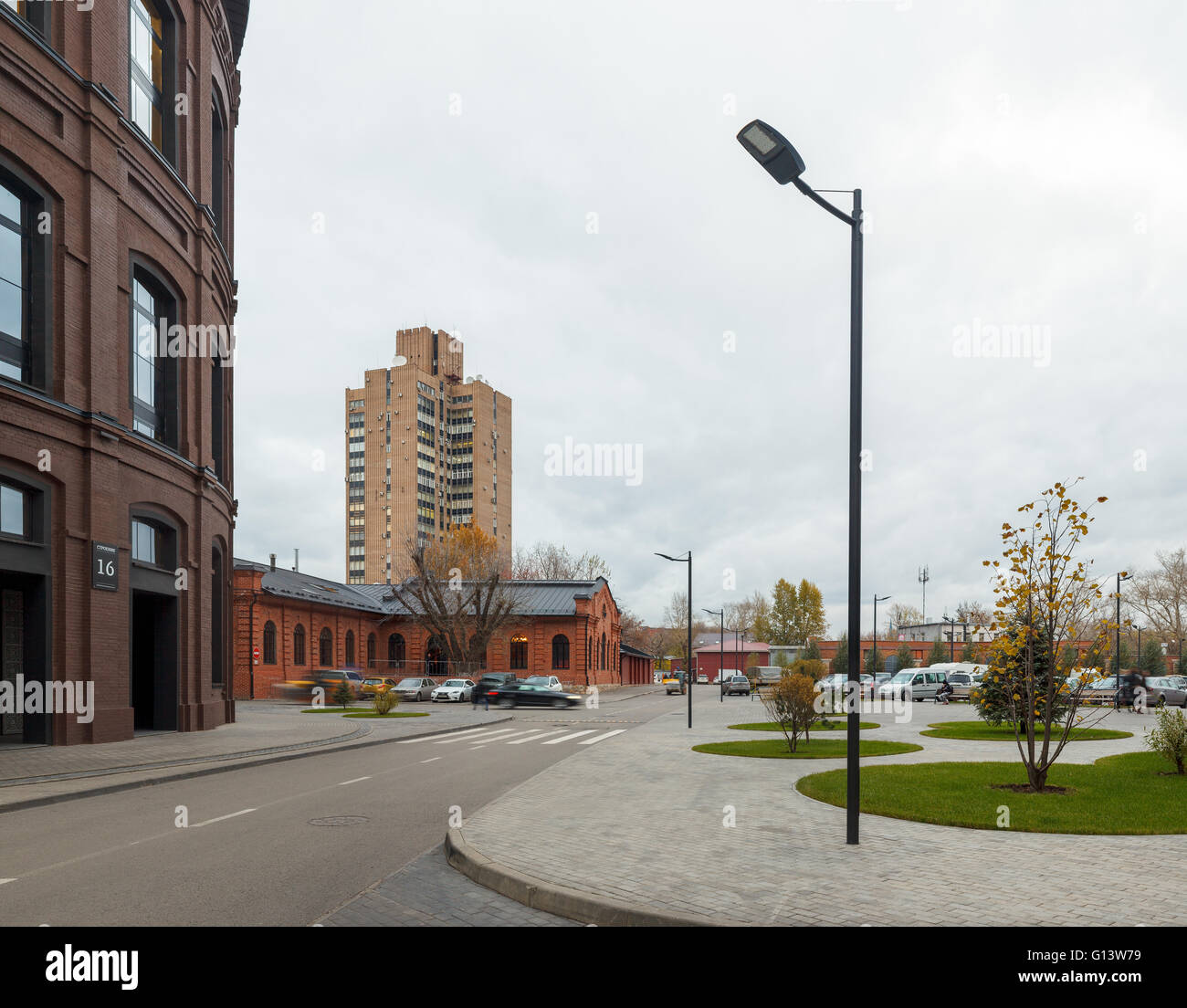 Umfangreiche Büro komplexe Exterieur im Loftstil. Rote Backsteinbauten der ehemaligen Fabrik, Gasbehälter. Am Abend Architektur vo Stockfoto