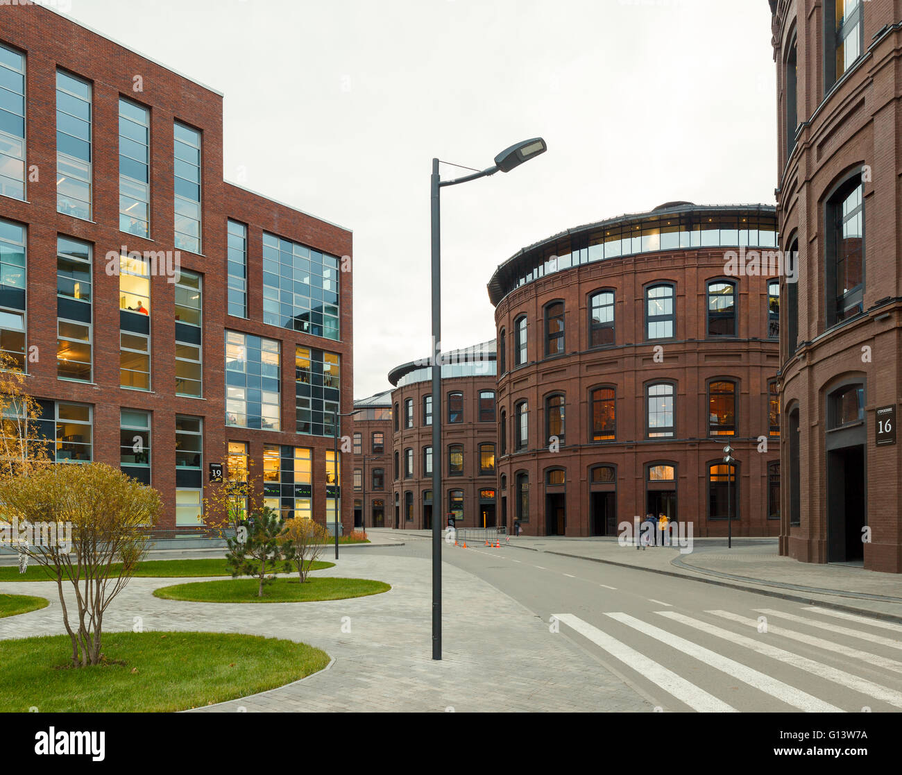 Umfangreiche Büro komplexe Exterieur im Loftstil. Rote Backsteinbauten der ehemaligen Fabrik, Gasbehälter. Am Abend Architektur vo Stockfoto