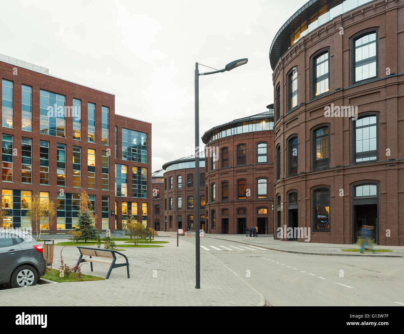 Umfangreiche Büro komplexe Exterieur im Loftstil. Rote Backsteinbauten der ehemaligen Fabrik, Gasbehälter. Am Abend Architektur vo Stockfoto
