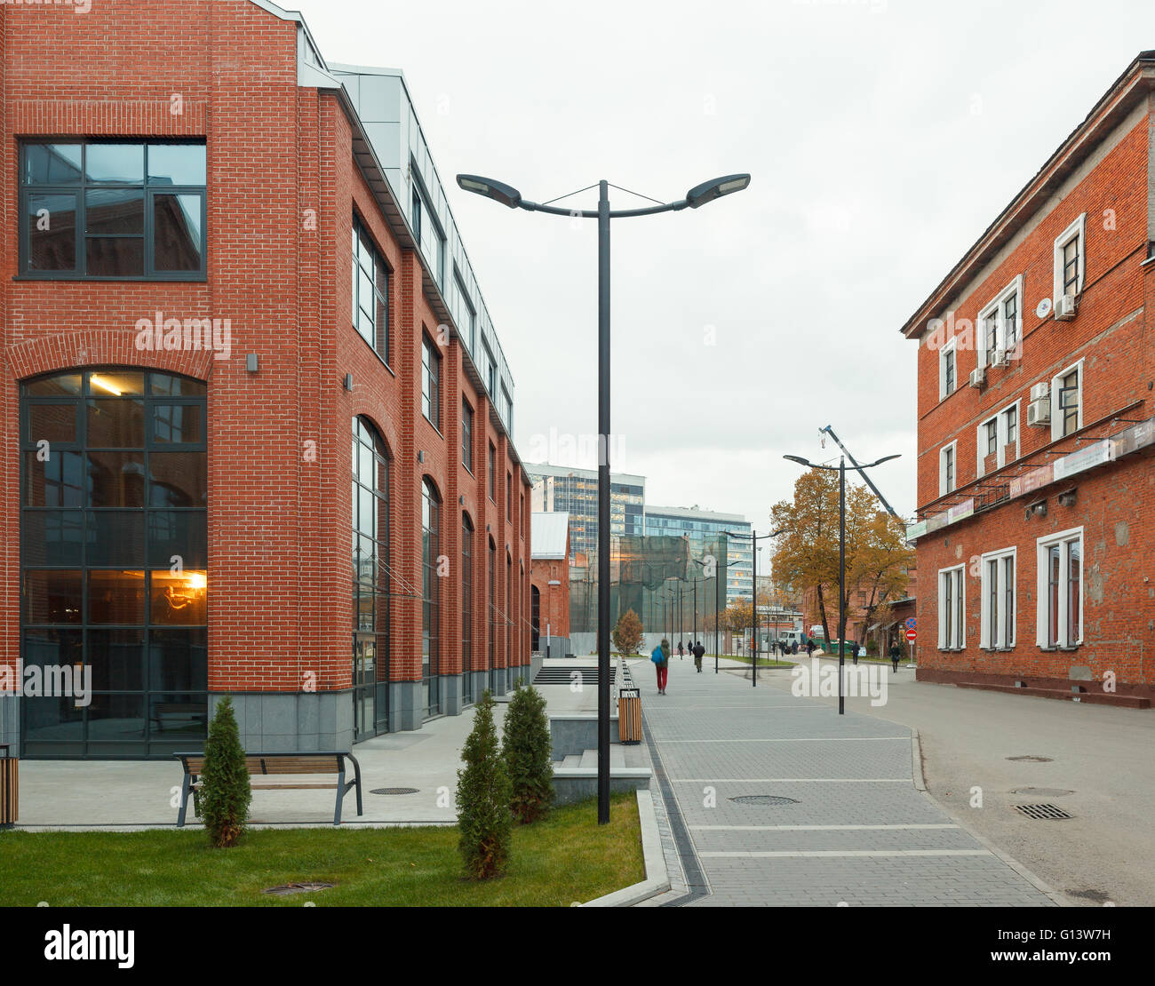 Umfangreiche Büro komplexe Exterieur im Loftstil. Rote Backsteinbauten der ehemaligen Fabrik, Gasbehälter. Am Abend Architektur vo Stockfoto