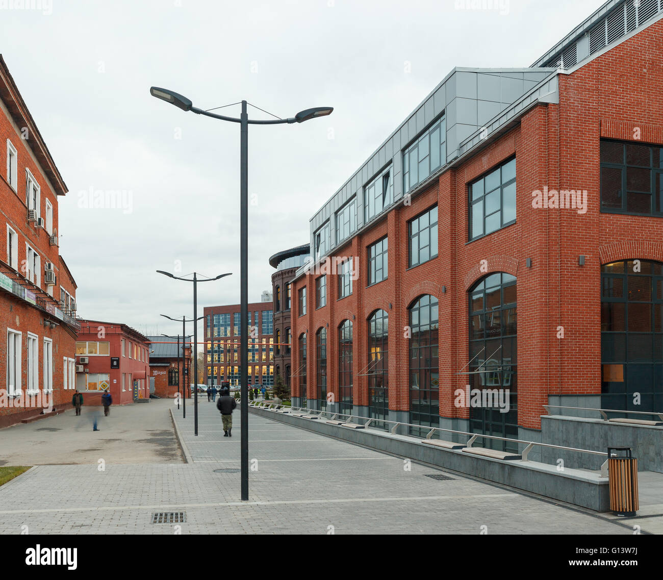 Umfangreiche Büro komplexe Exterieur im Loftstil. Rote Backsteinbauten der ehemaligen Fabrik, Gasbehälter. Am Abend Architektur vo Stockfoto