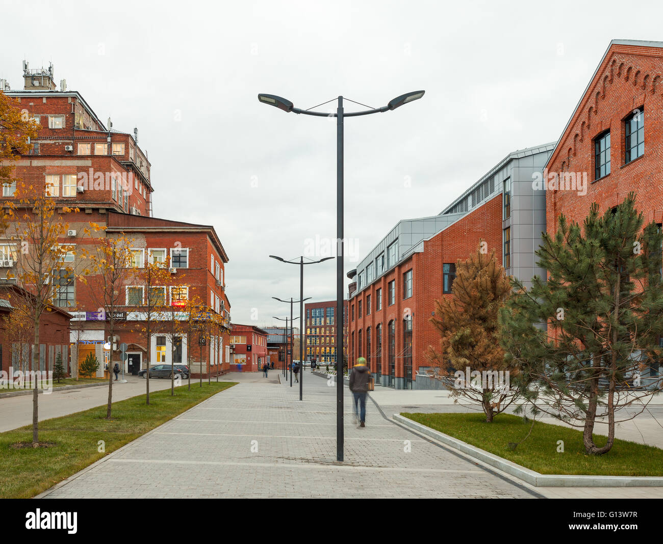 Umfangreiche Büro komplexe Exterieur im Loftstil. Rote Backsteinbauten der ehemaligen Fabrik, Gasbehälter. Am Abend Architektur vo Stockfoto