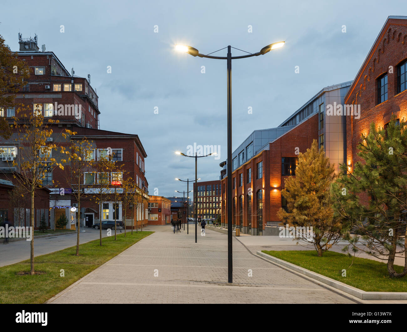 Umfangreiche Büro komplexe Exterieur im Loftstil. Rote Backsteinbauten der ehemaligen Fabrik, Gasbehälter. Am Abend Architektur vo Stockfoto