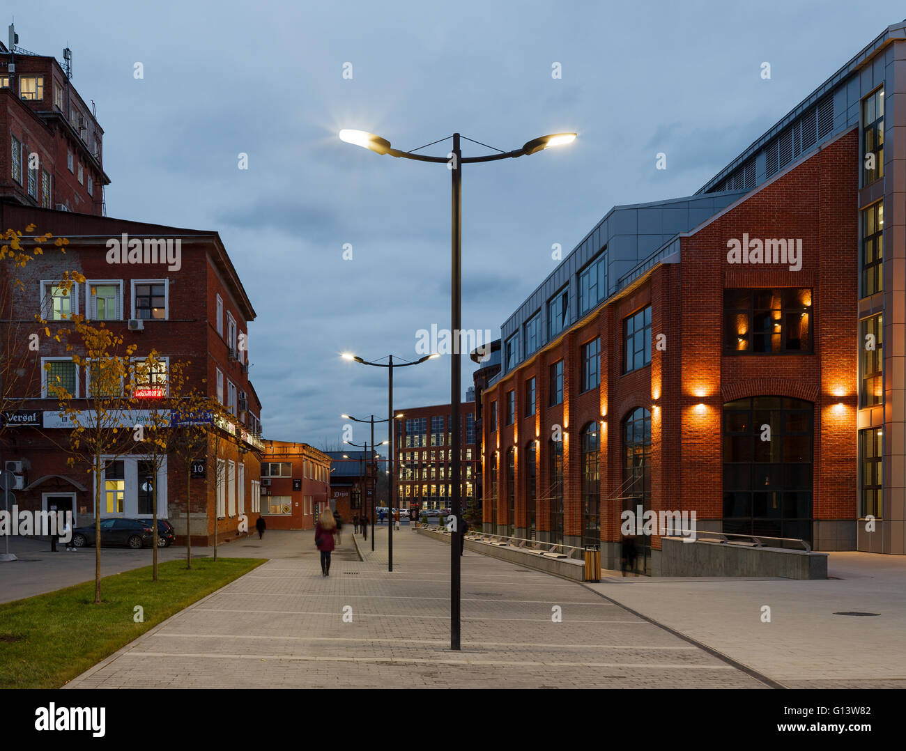 Umfangreiche Büro komplexe Exterieur im Loftstil. Rote Backsteinbauten der ehemaligen Fabrik, Gasbehälter. Am Abend Architektur vo Stockfoto