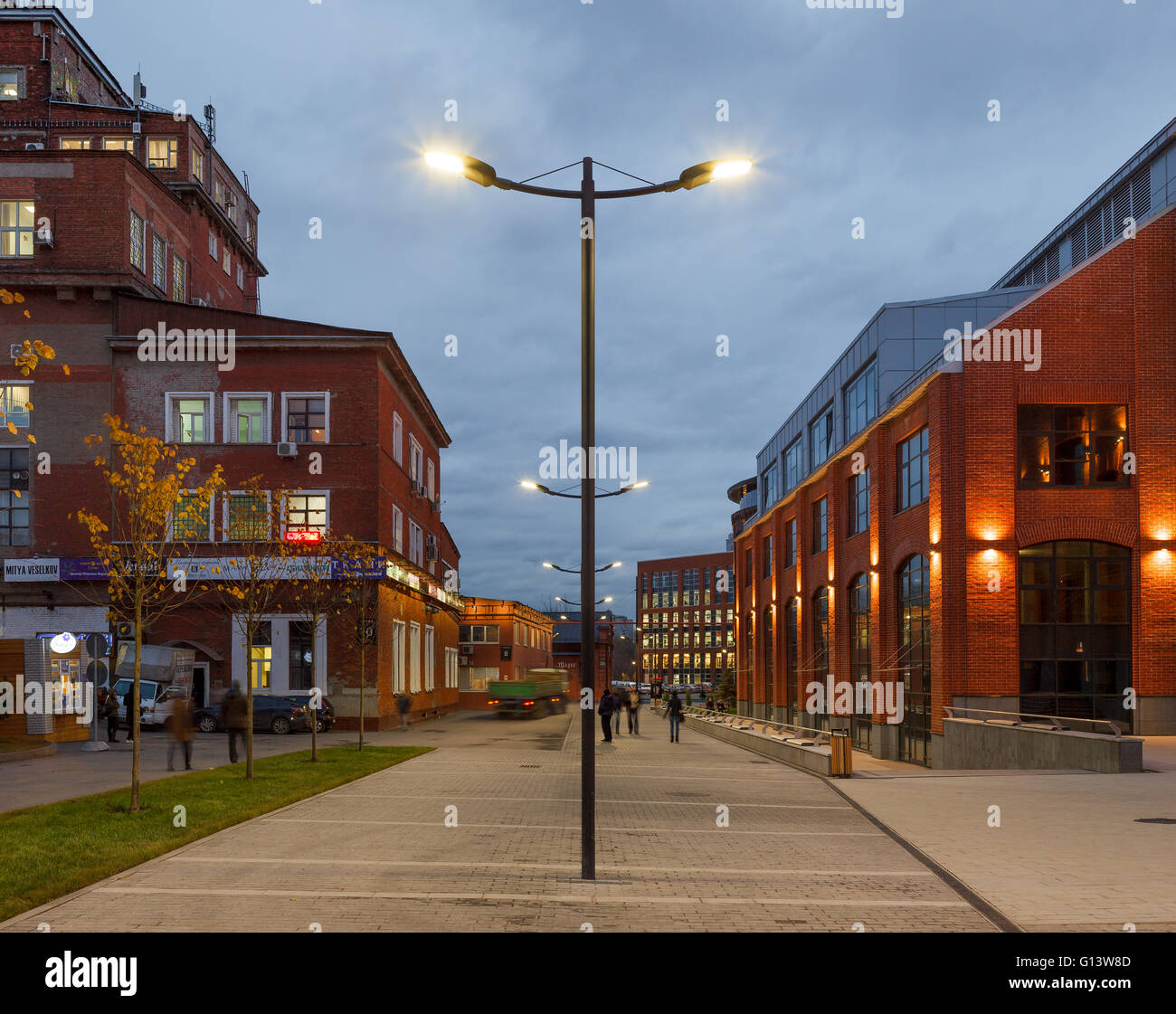 Umfangreiche Büro komplexe Exterieur im Loftstil. Rote Backsteinbauten der ehemaligen Fabrik, Gasbehälter. Am Abend Architektur vo Stockfoto