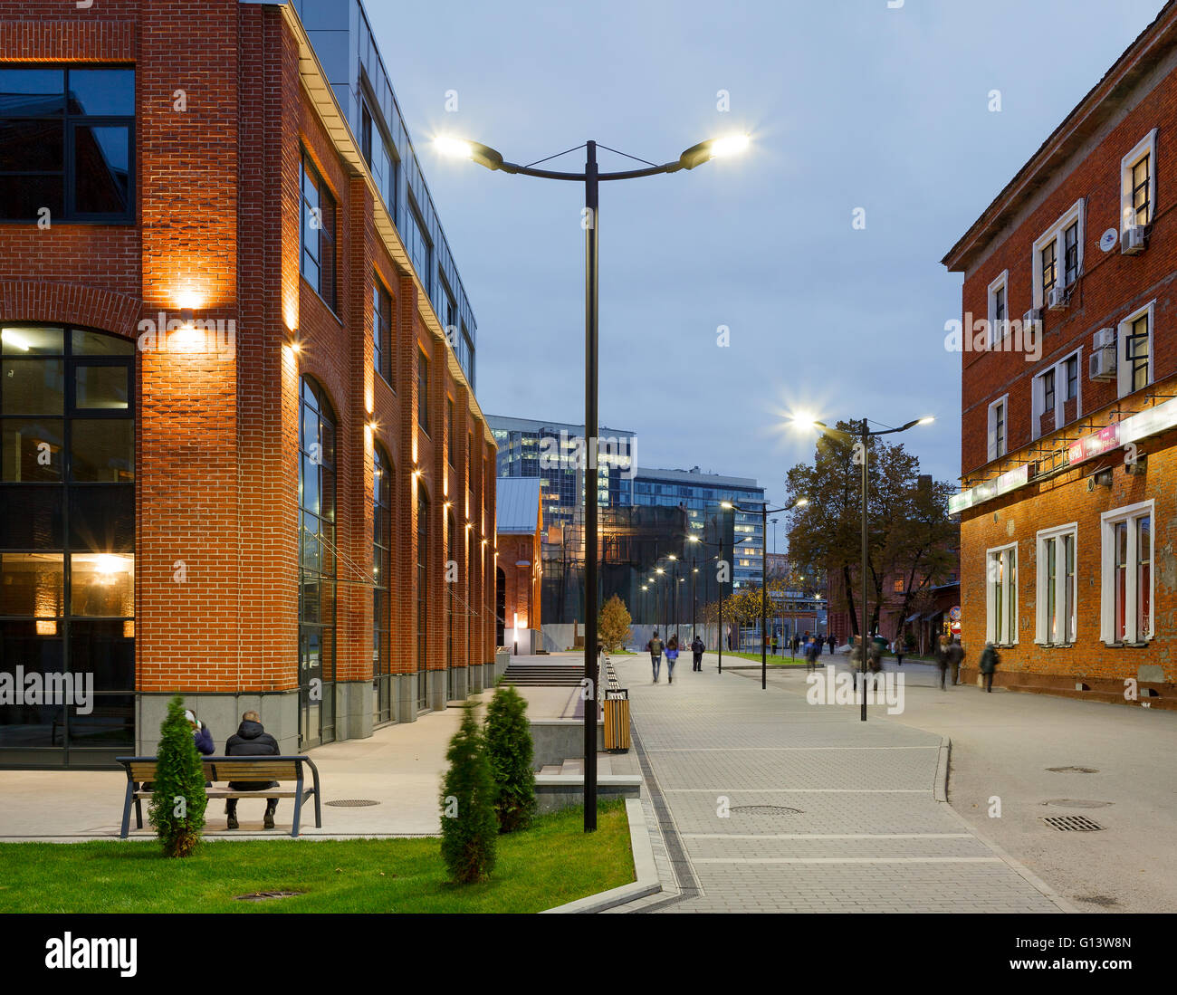 Umfangreiche Büro komplexe Exterieur im Loftstil. Rote Backsteinbauten der ehemaligen Fabrik, Gasbehälter. Am Abend Architektur vo Stockfoto
