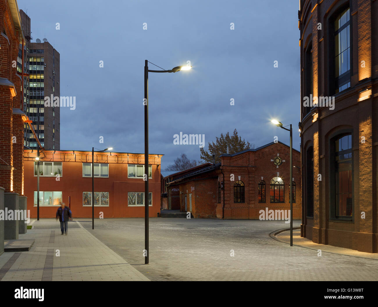 Umfangreiche Büro komplexe Exterieur im Loftstil. Rote Backsteinbauten der ehemaligen Fabrik, Gasbehälter. Am Abend Architektur vo Stockfoto