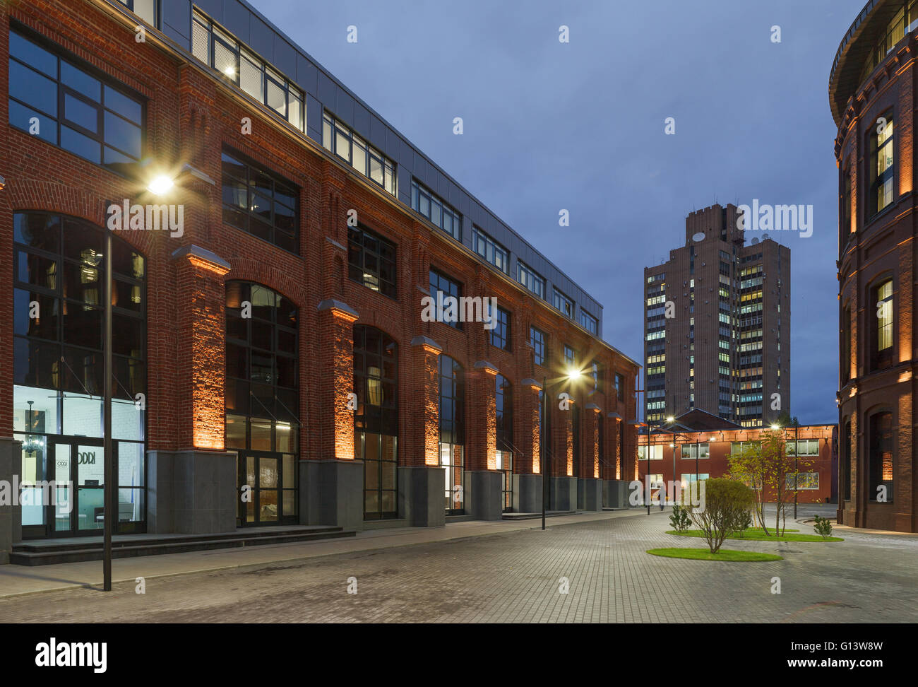 Umfangreiche Büro komplexe Exterieur im Loftstil. Rote Backsteinbauten der ehemaligen Fabrik, Gasbehälter. Am Abend Architektur vo Stockfoto