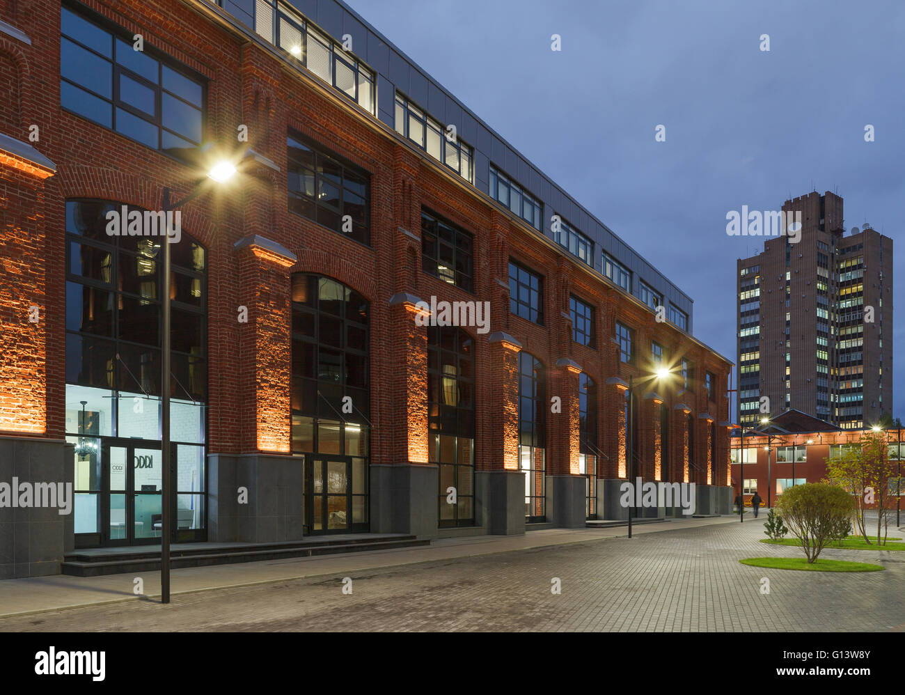 Umfangreiche Büro komplexe Exterieur im Loftstil. Rote Backsteinbauten der ehemaligen Fabrik, Gasbehälter. Am Abend Architektur vo Stockfoto