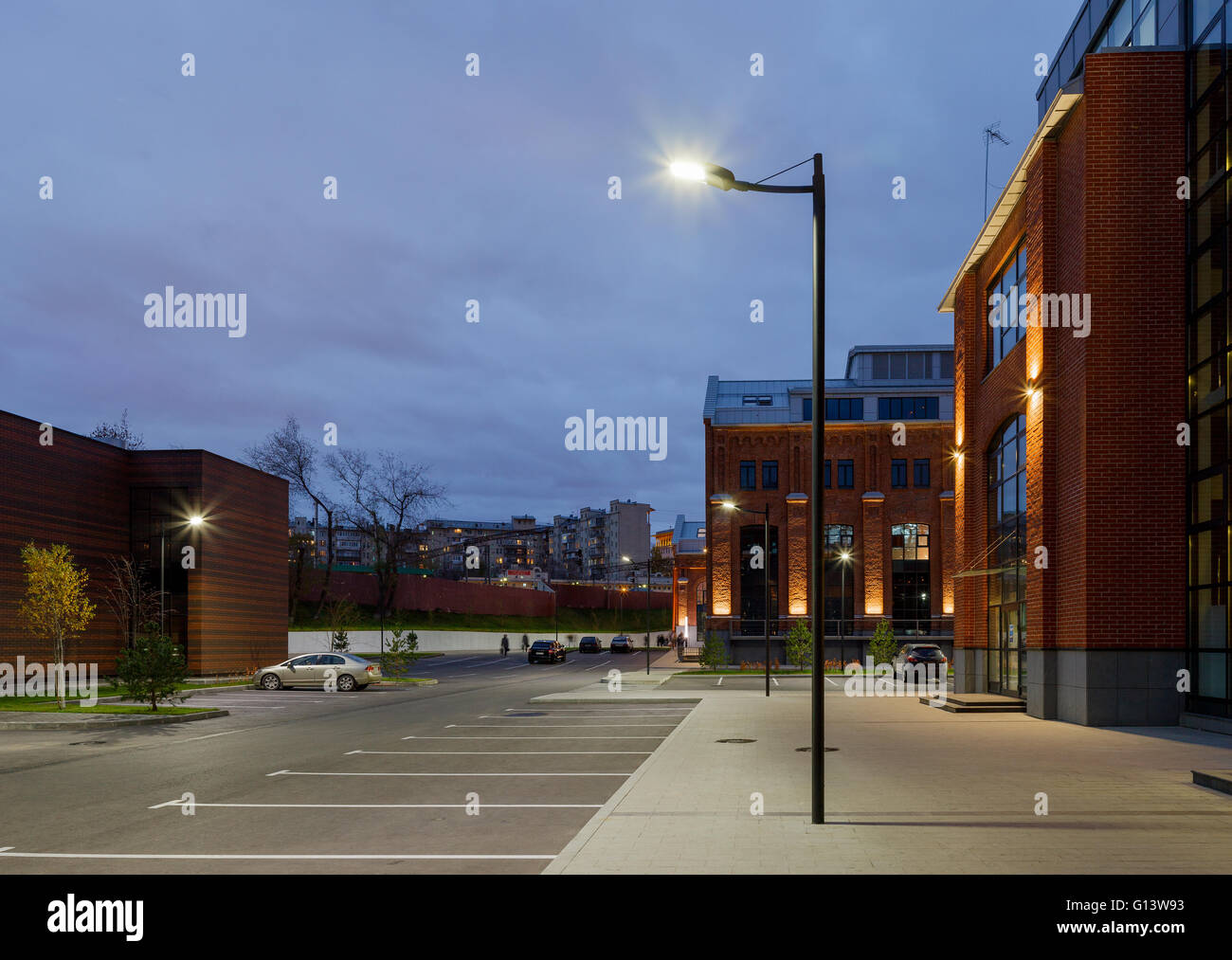 Umfangreiche Büro komplexe Exterieur im Loftstil. Rote Backsteinbauten der ehemaligen Fabrik, Gasbehälter. Am Abend Architektur vo Stockfoto