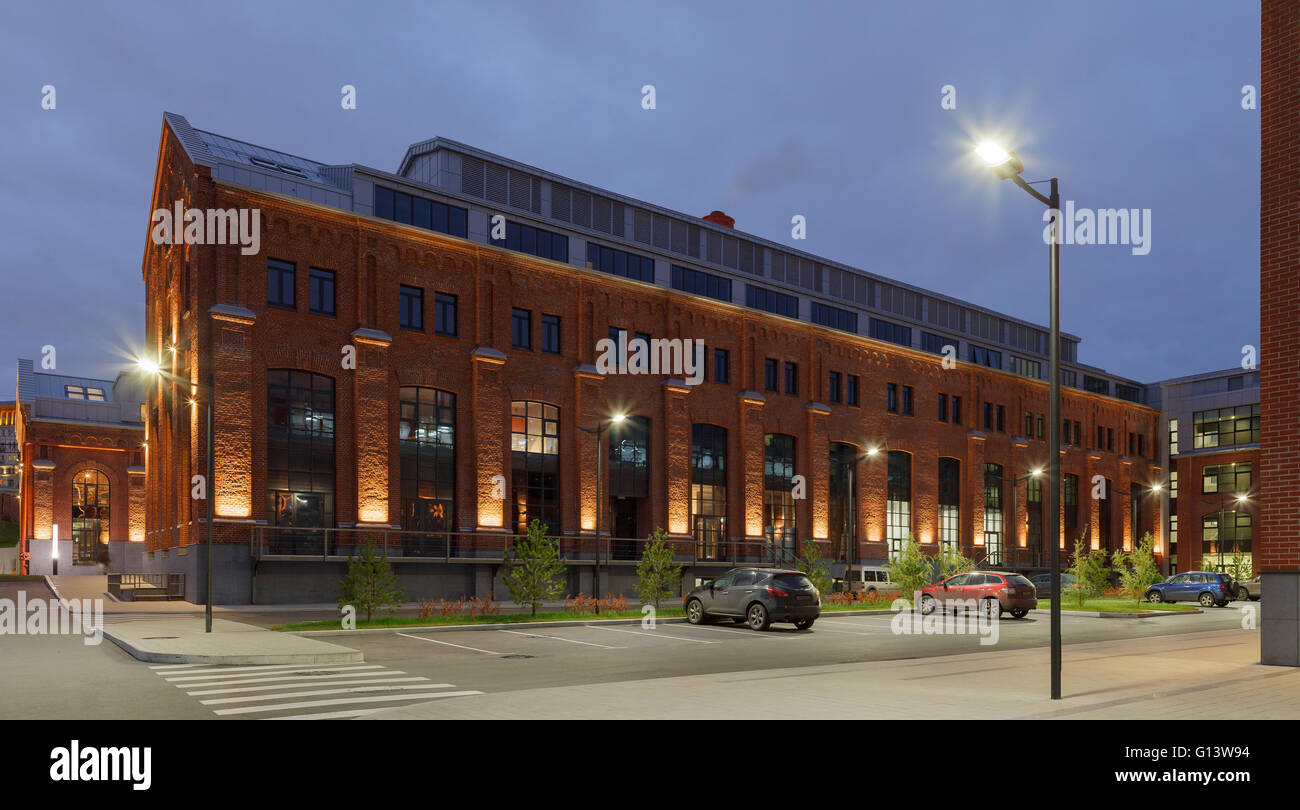 Umfangreiche Büro komplexe Exterieur im Loftstil. Rote Backsteinbauten der ehemaligen Fabrik, Gasbehälter. Am Abend Architektur vo Stockfoto