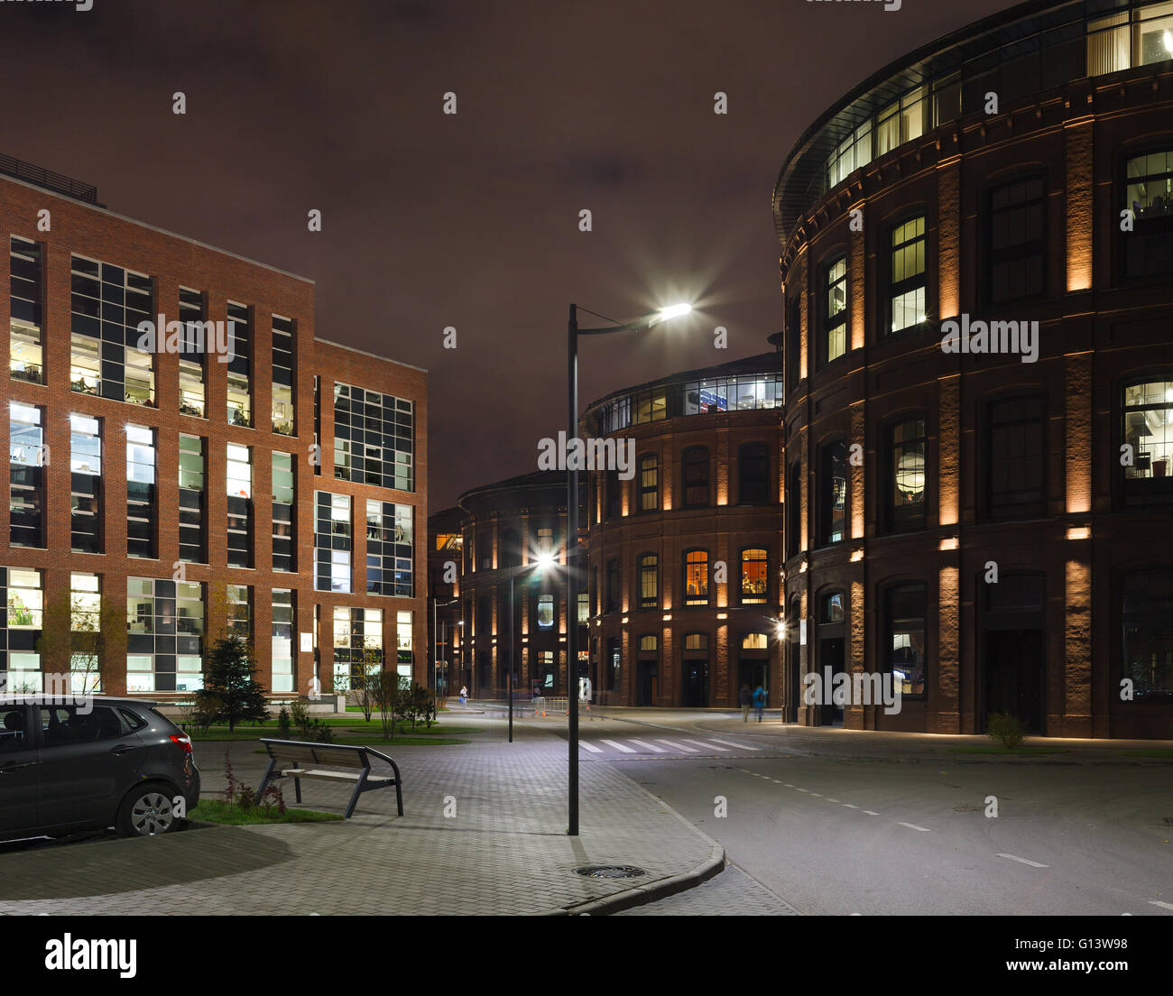 Umfangreiche Büro komplexe Exterieur im Loftstil. Rote Backsteinbauten der ehemaligen Fabrik, Gasbehälter. Am Abend Architektur vo Stockfoto