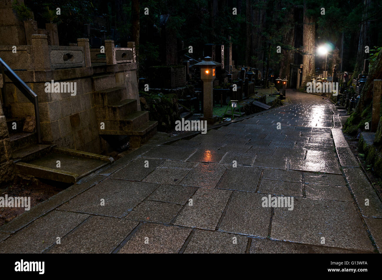 Nighton die Straße am Okunoin Friedhof, Koya-San, Japan Stockfoto