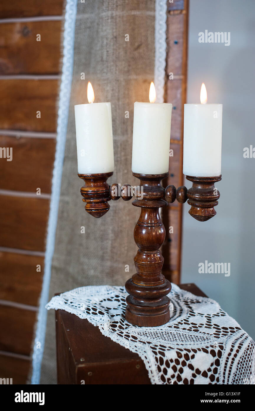 Retro-hölzernen Leuchter mit Kerzen auf den Tisch Stockfoto