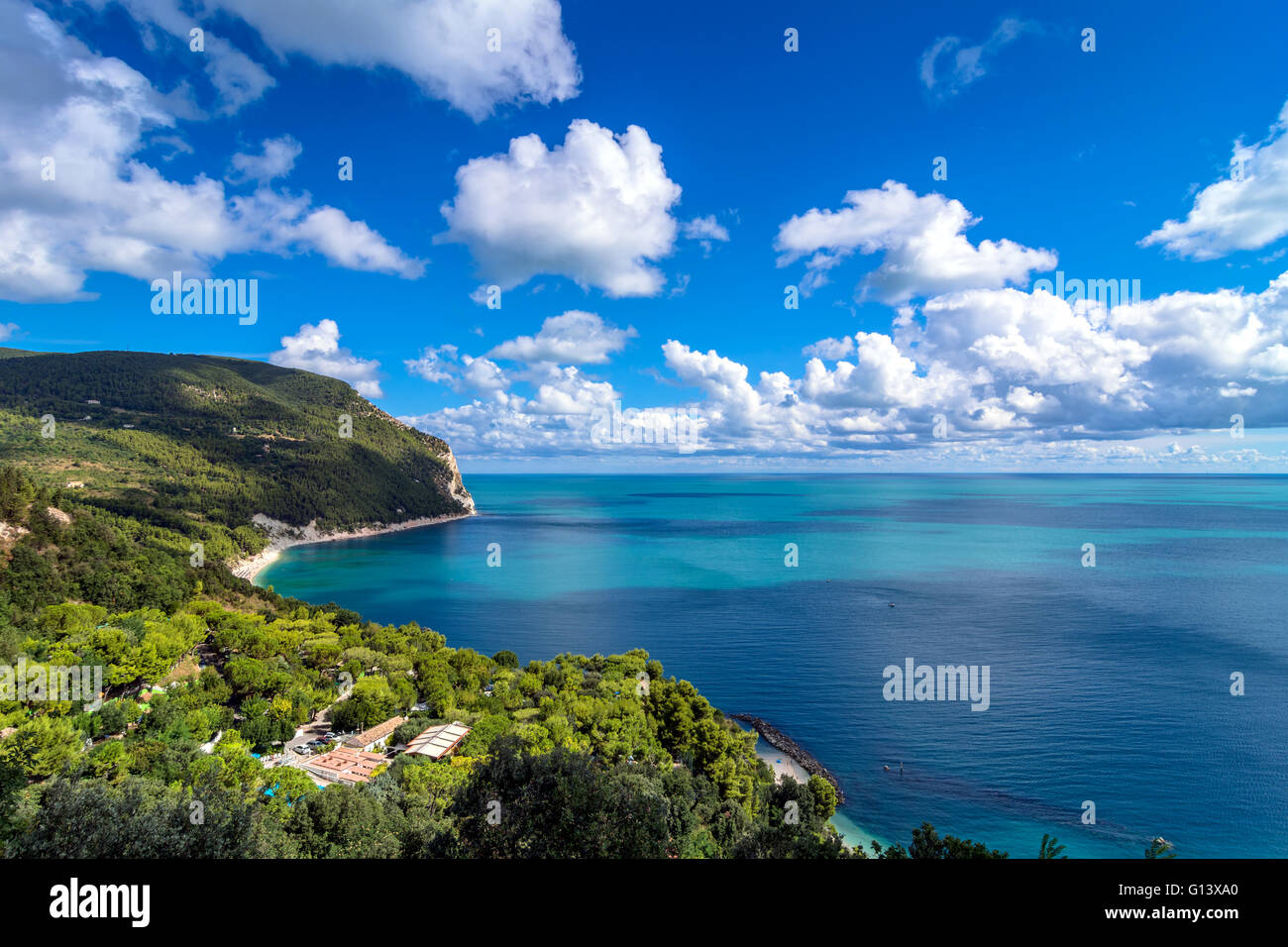 Tagesansicht Des Ber hmten Urbani Strand Von Sirolo Italien Monte tagesansicht-des-ber-hmten-urbani-strand-von-sirolo-italien-monte