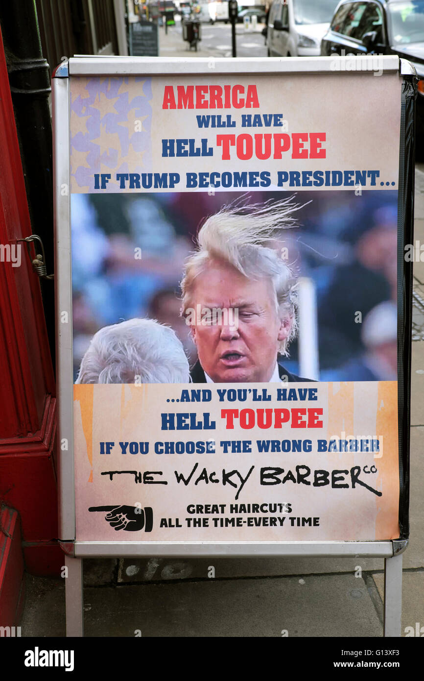 Plakat von Donald Trump "Haar" blowing in the Wind draußen einen Friseurladen in Smithfield, London UK KATHY DEWITT Stockfoto