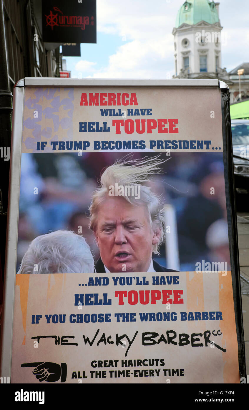Plakat von Donald Trumps „Haaren“, die im Wind vor einem Friseurladen in Smithfield Clerkenwell London Großbritannien KATHY DEWITT WEHT Stockfoto