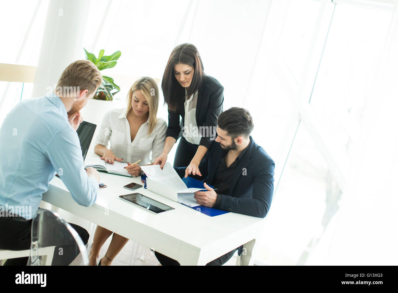 Gruppe von Menschen, die im modernen Büro Stockfoto