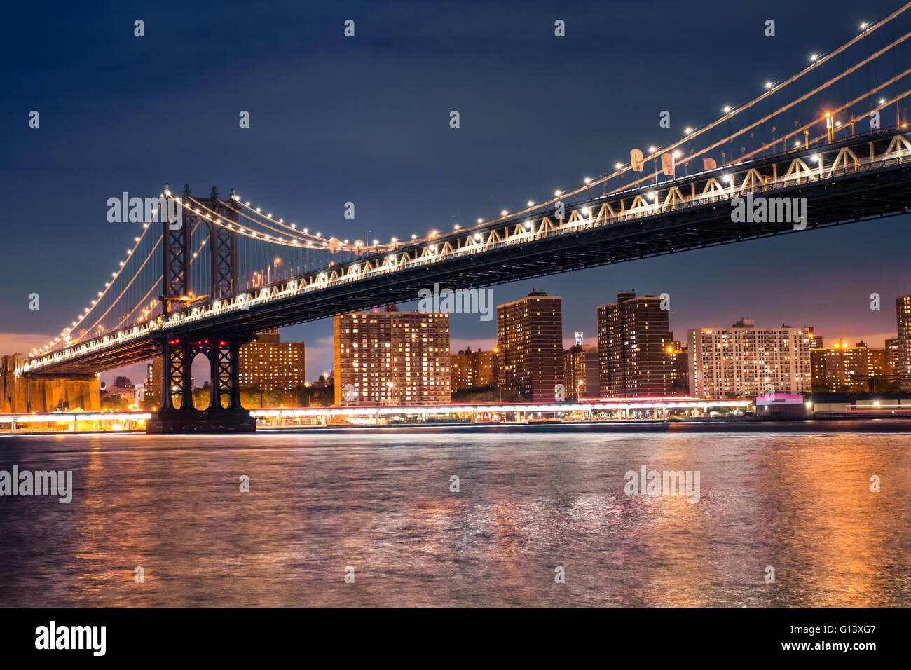 Blick auf Manhattan Bridge aus Brooklyn, Manhattan New York City zu sehen in der Nacht beleuchtet Stockfoto