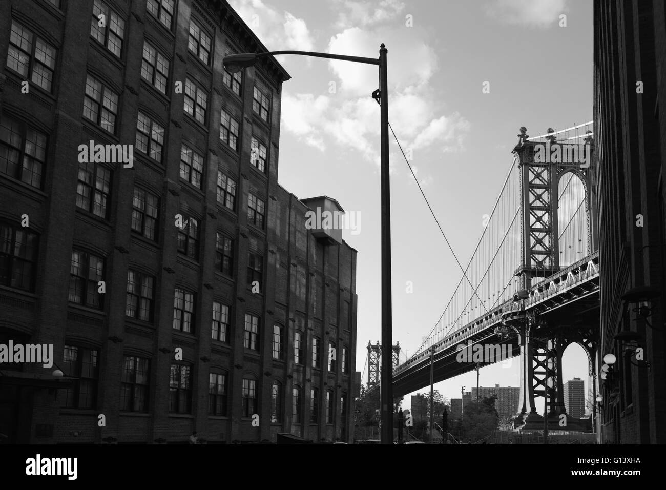 Aus Ansicht Washington Street in DUMBO, Brooklyn, Manhattan Bridge und umliegenden Loft-Gebäude Stockfoto