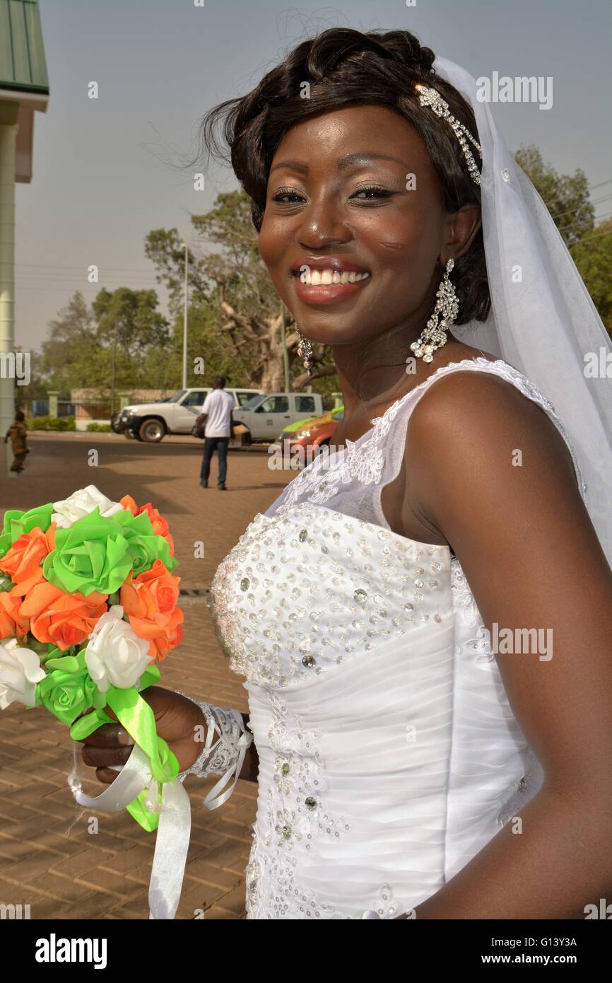 Traditionell und katholische Hochzeit in Bolgatanga, Ghana. Zopf hält eine bunte Blumen-arrangement Stockfoto