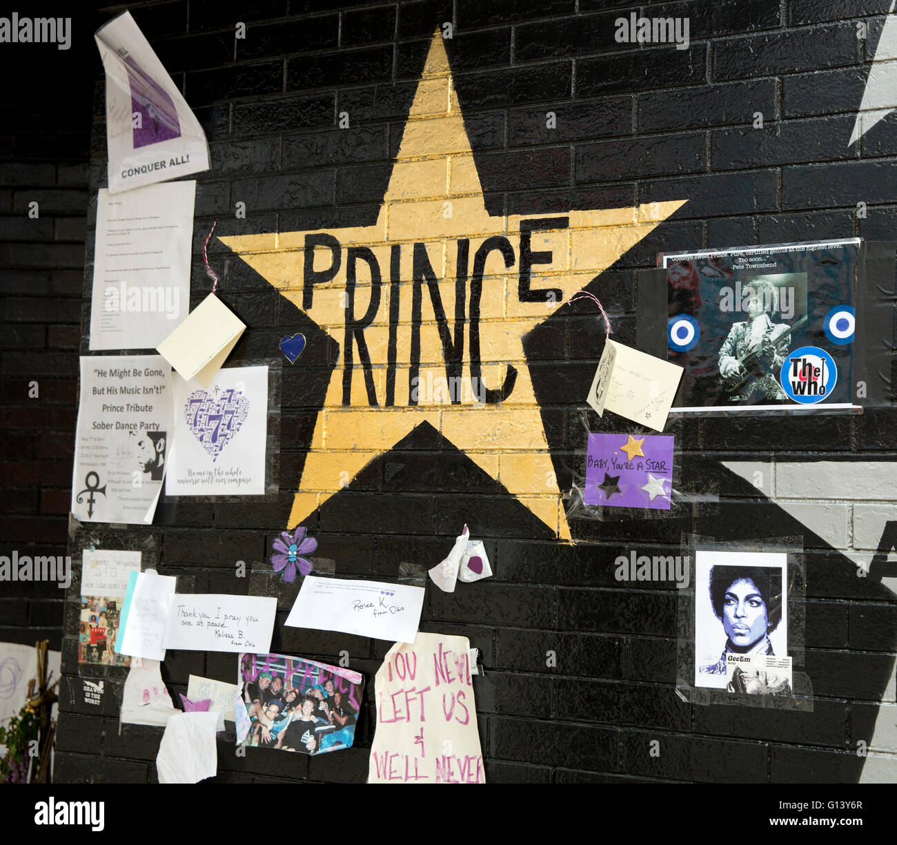 Gold star und Denkmal Tribut für den Musiker Prince an der First Avenue & 7th Street Eintrag Nachtclub in der Innenstadt von Minneapolis Stockfoto