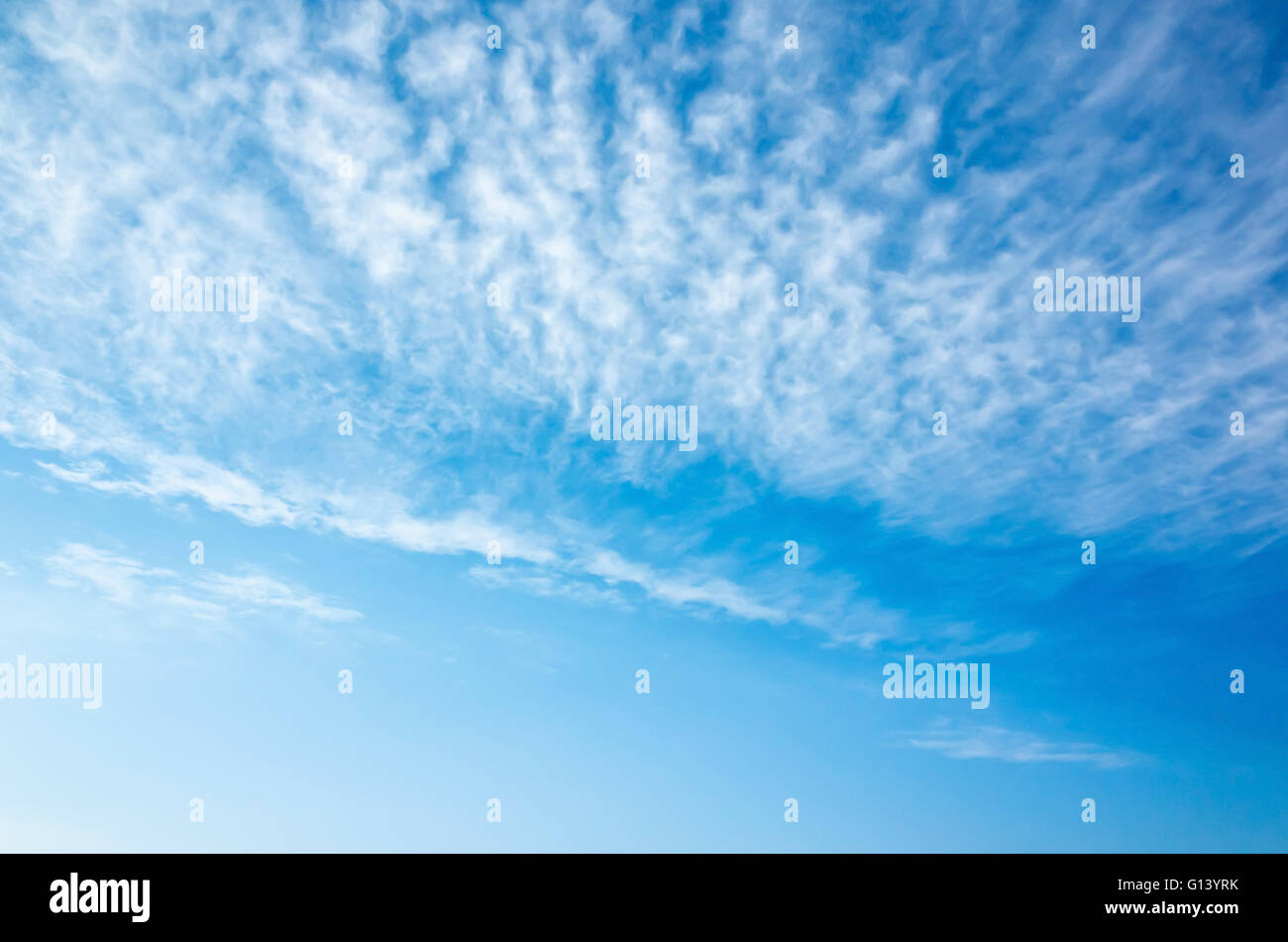 Natürliche strahlend blauer Himmel mit Altocumulus Wolkenschichten Hintergrundtextur Foto Stockfoto