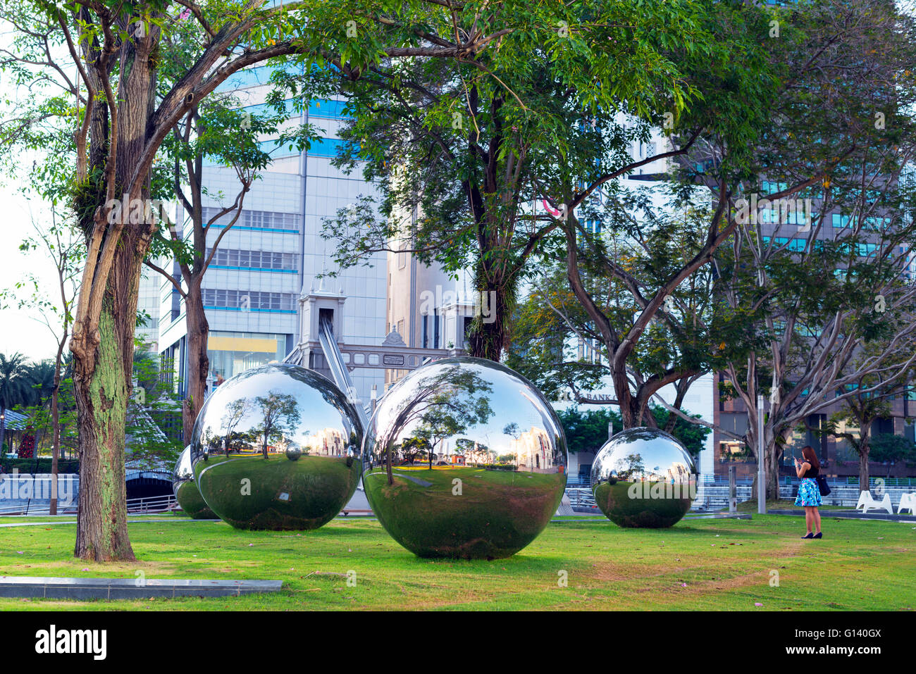 South East Asia, Singapur, Outdoor-Kunstinstallation, riesige Kugellager Stockfoto