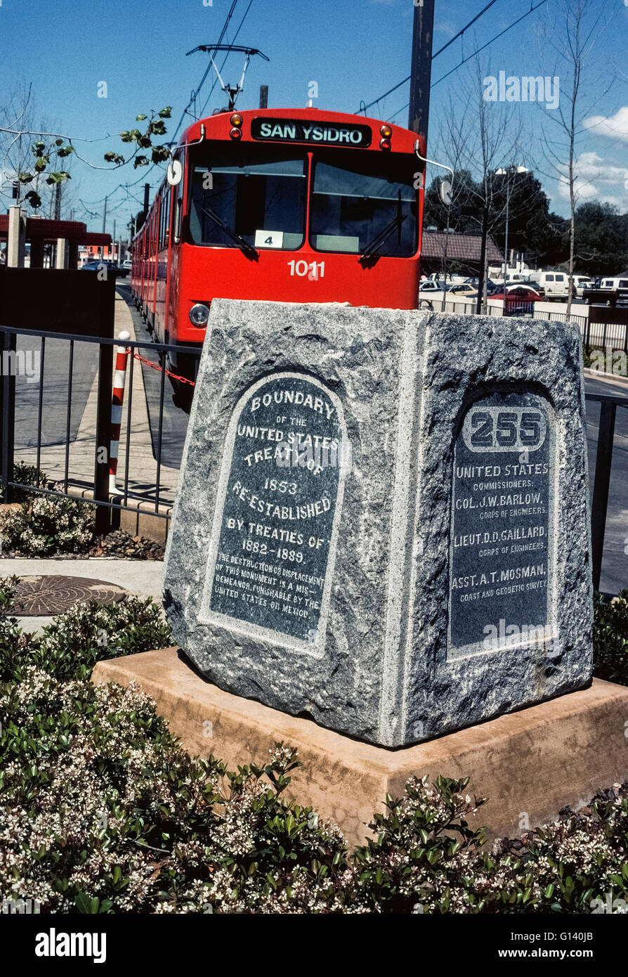 Ein Denkmal aus Granit markiert die Grenze zwischen den Vereinigten Staaten und Mexiko in San Ysidro am südlichsten Ende der Trolley Linie aus San Diego, USA. Die lange Grenzlinie wurde durch eine gemeinsame Kommission aus den beiden Ländern nach dem Ende des amerikanisch-mexikanischen Krieg 1848 bestimmt. Dies ist einer der 258 Marker platziert schließlich entlang der 1.989-Meilen-Grenze nach Verträge der United States 525.000 Quadratmeilen des mexikanischen Territoriums für Zahlung von $ 15 Millionen gab. Eine Flut in den späten 1800er Jahren fortgewaschen Markierung Nr. 255 aber dieses Mittelteil fand 1979 in einem Feld begraben und dann wiederhergestellt. Stockfoto