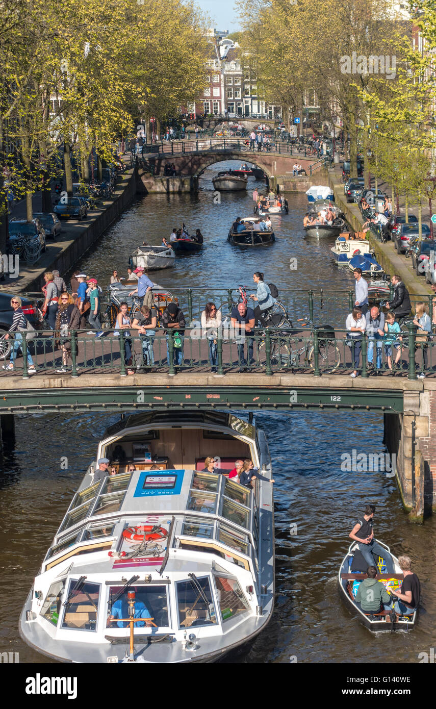 Amsterdam-Brücke an der Leidsegracht Kanal mit Kanalboot Tour und kleine Sportboote Stockfoto
