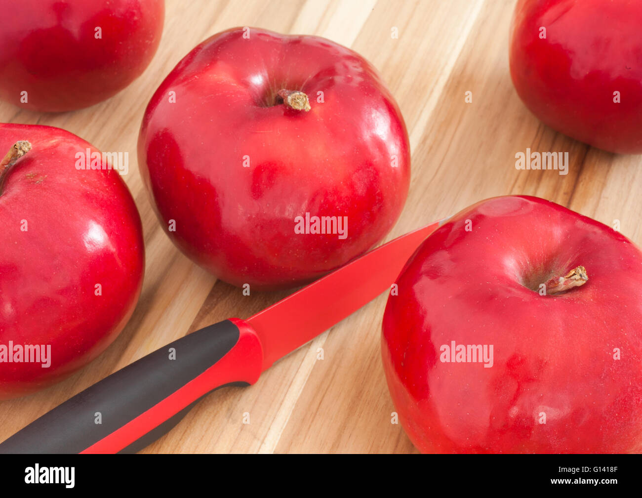 Die Reifen Äpfel und Messer auf Schneidebrett Stockfoto
