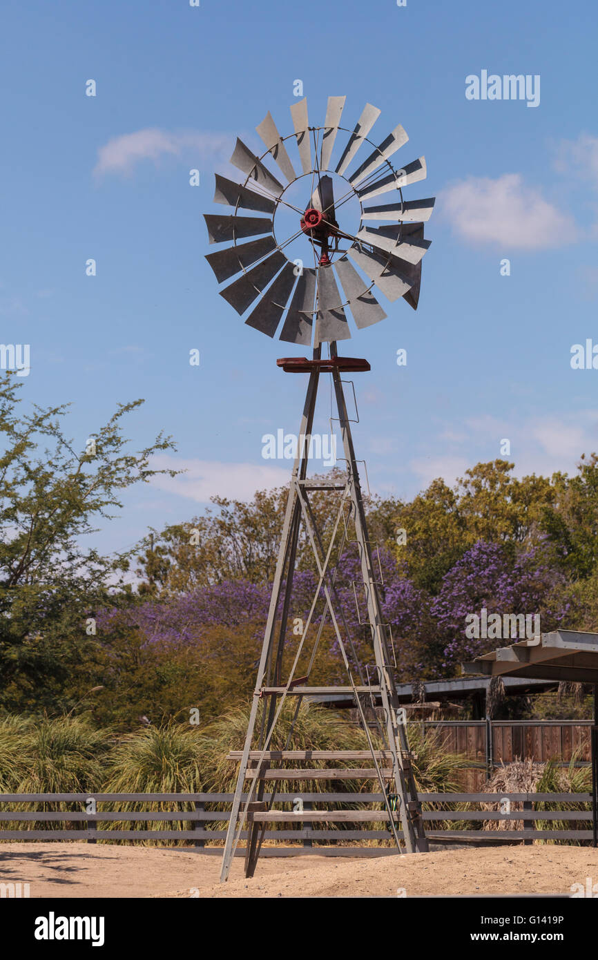 Windmühle drehen im Wind auf einem Bauernhof in Süd-Kalifornien Stockfoto