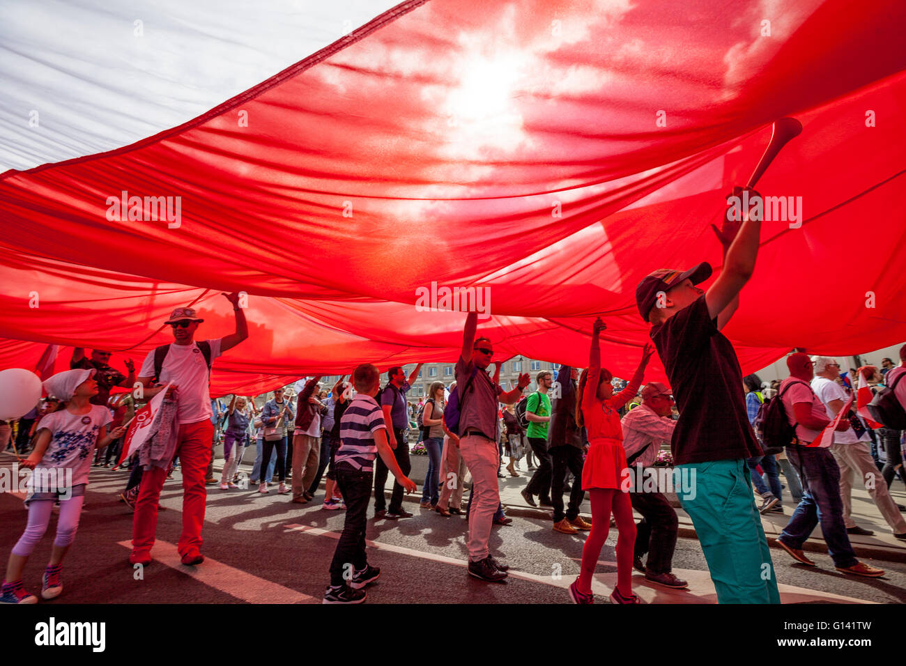 Warschau, Polen. 7. Mai 2016. Die Demonstration der KOD (Komitee für die Verteidigung der Demokratie) in Warschau, Polen veranstaltet versammelt 240.000 Menschen. Es war die größte Demonstration in Polen seit dem Fall des Kommunismus Credit: Marcin Jamkowski/Adventure/Bilder/Alamy Live News Stockfoto