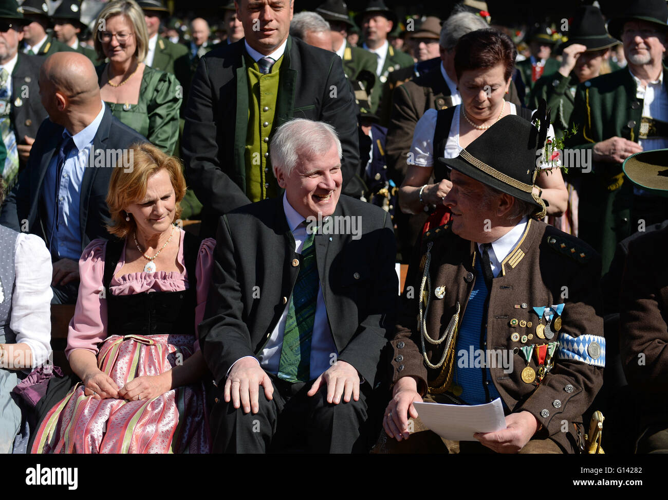 Garmisch-Partenkirchen, Deutschland. 8. Mai 2016. Horst Seehofer (vorne C), Premier das deutsche Bundesland Bayern und seiner Frau Karin (vorne C-L) tragen bayerischen Trachtenmode, wie sie an der jährlichen Tag Patronatsfest von der Bayerischen Berge schützen im "Stadion am Groeben" Stadion in Garmisch-Partenkirchen, Deutschland, 8. Mai 2016 teilnehmen. Jedes Jahr im Mai, mehrere tausend Mitglieder der Bayerischen Berge schützen Unternehmen zu sammeln, um zu Ehren ihres Schutzheiligen Maria, Muttergottes. Foto: ANDREAS GEBERT/Dpa/Alamy Live-Nachrichten Stockfoto