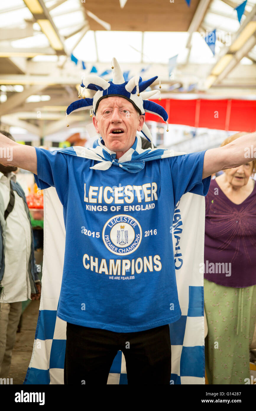 Leicester City, England, Mai 7. 2016. Die Titel-Party ist in vollem Gange aller Leicester City nach der beeindruckenden Leistung Gewinn der Premier League 2015/2016. Ganzen Leicester City Party Atmosphäre mit Stolz Fans in Leicester FC Fan-Ausrüstung. Bildnachweis: Alberto Grasso/Alamy Live-Nachrichten Stockfoto