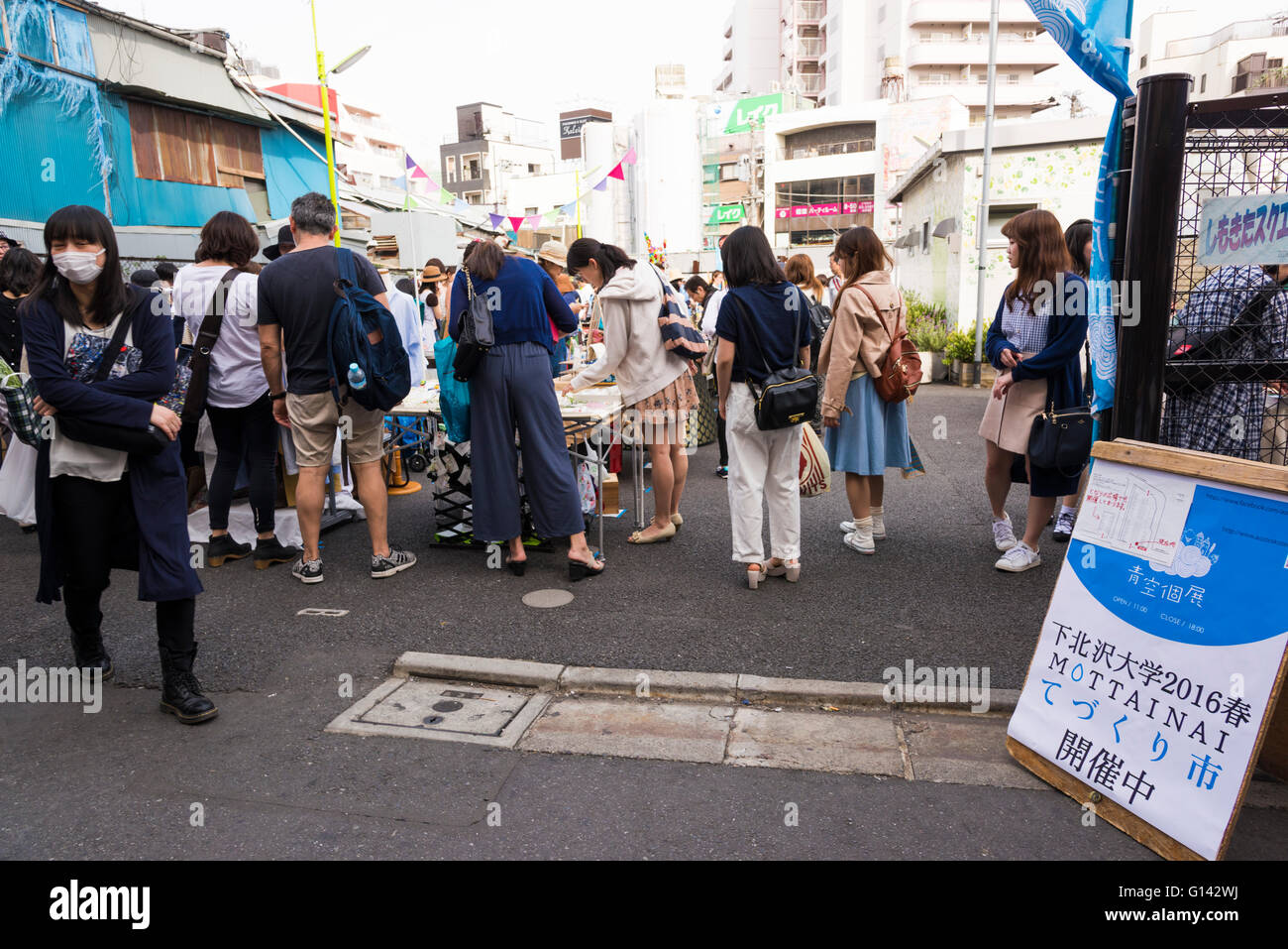 Shimokitazawa, Setagaya, Tokyo, Japan. 8. Mai 2016. Shimokitazawa Universität Mottainai Handmade Markt findet statt. Eine Menge von handgefertigten Waren verkauft und viele Menschen an Workshops teilnehmen. Diese Veranstaltung findet am 7. Mai und 8. 2016 statt. Shimokitazawa Universität ist Teilnahme Art Veranstaltung für Menschen, die im Zusammenhang mit oder Liebe Shimokitazawa. Freuen Sie sich auf verschiedene Aktivitäten. Sein Zweck ist die Förderung der Shimokitazawa.　World Discovery/Alamy Live News Stockfoto