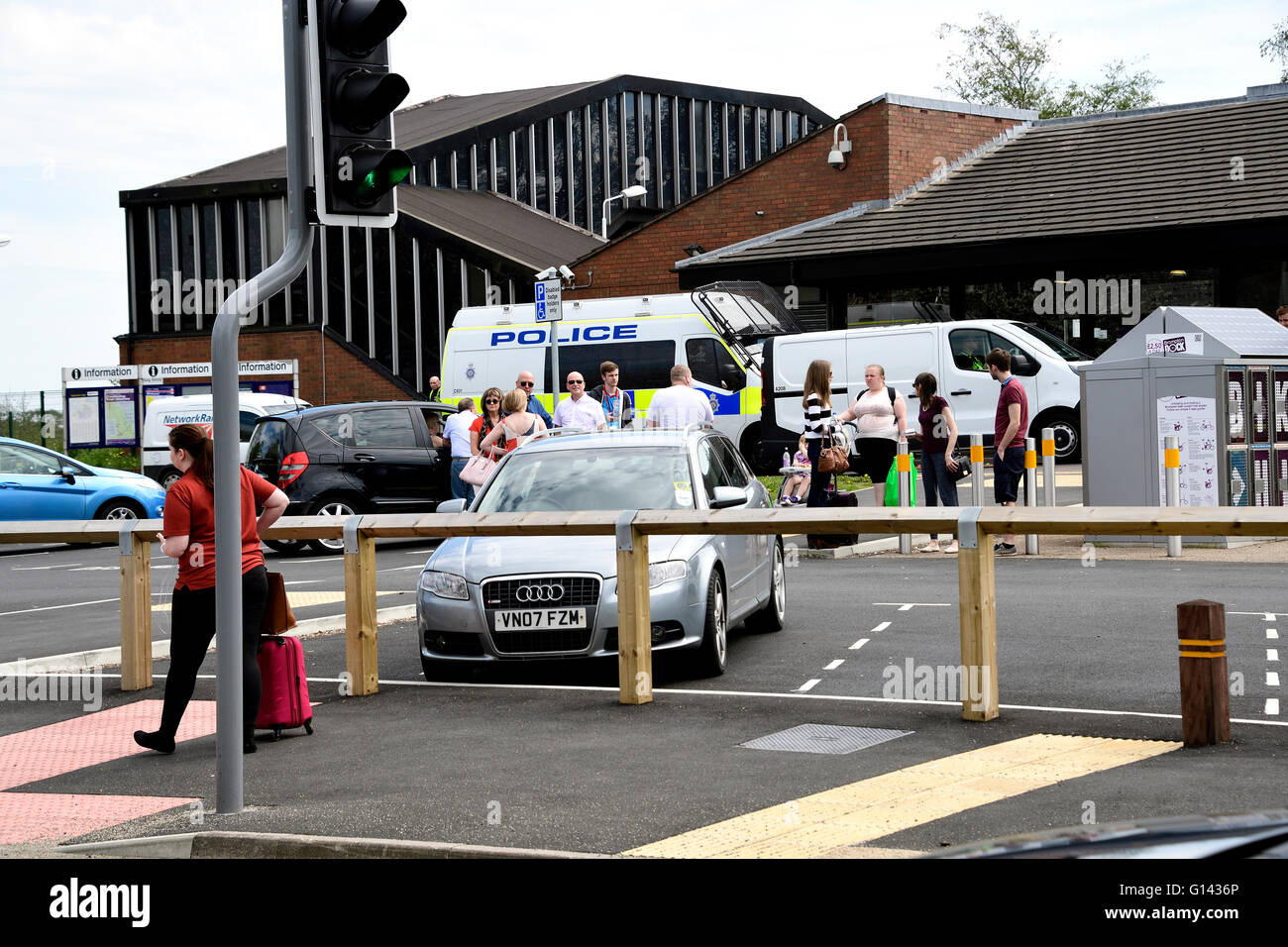 Birkenholz, Warrington, Cheshire, UK 8. Mai 2016. Ein Vorfall am Bahnhof Birkenholz hat die Grenze zwischen Manchester und Liverpool geschlossen. Auf der Strecke gab es ein Todesfall und Ersatz-Transport ist auf die Schiene-Franchises gesetzt wird. Polizei und Krankenwagen sind anwesend. Bildnachweis: Mathew Monteith/Alamy Live-Nachrichten Stockfoto