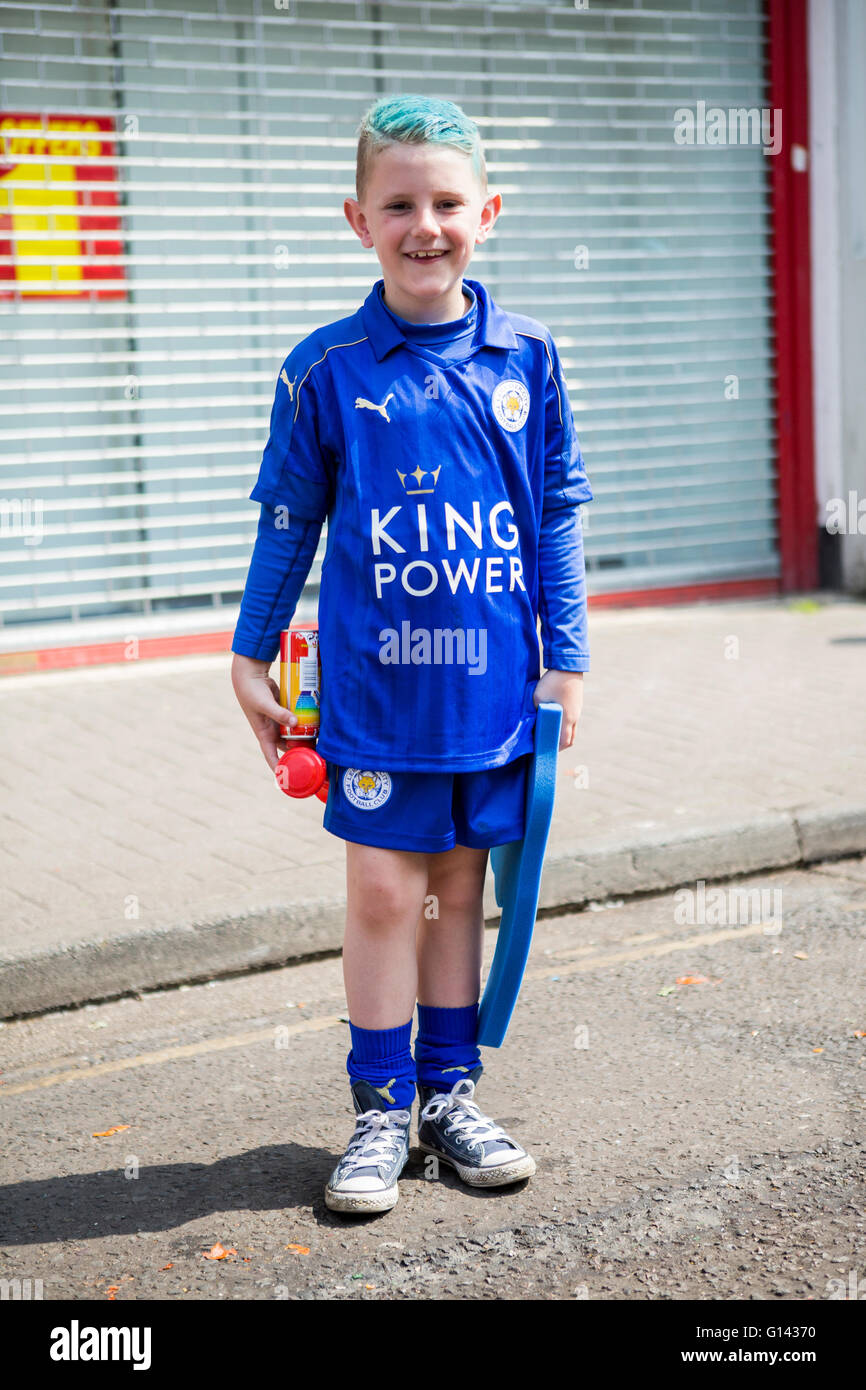 Leicester City, England, Mai 7. 2016. Die Titel-Party ist in vollem Gange aller Leicester City nach der beeindruckenden Leistung Gewinn der Premier League 2015/2016. Ganzen Leicester City Party Atmosphäre mit Stolz Fans in Leicester FC Fan-Ausrüstung. Bildnachweis: Alberto Grasso/Alamy Live-Nachrichten Stockfoto