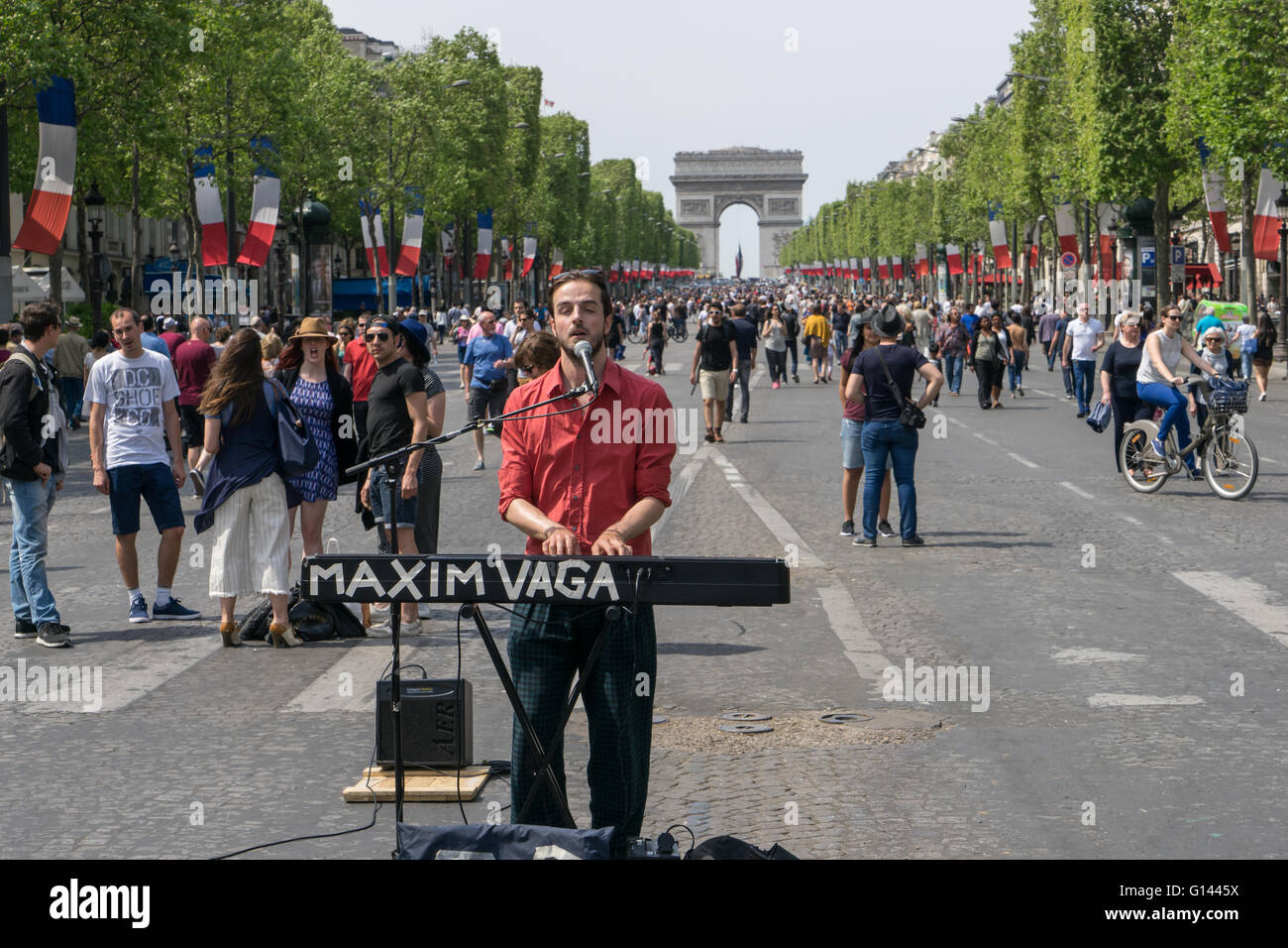 Die Champs-Elysées, Paris, Frankreich. 8. Mai 2016. Künstler zu singen auf den Champs Elysées. Einmal im Monat wird die berühmte Avenue für den Verkehr gesperrt.  Bildnachweis: David Bertho/Alamy Live-Nachrichten Stockfoto