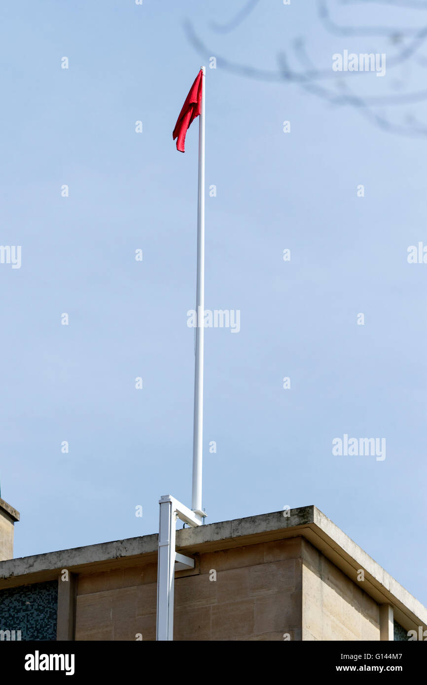 Bristol, UK, 8. Mai 2016. Ein paar rote Hosen verlor eine bekannte Marke des ehemaligen Bürgermeisters George Ferguson sind abgebildet, auf dem Dach eines Gebäudes mit Blick auf Rathaus am Tag nach Herr Ferguson fliegen die Bürgermeisterwahl Labours Marvin Rees. Bildnachweis: Lynchpics/Alamy Live-Nachrichten Stockfoto