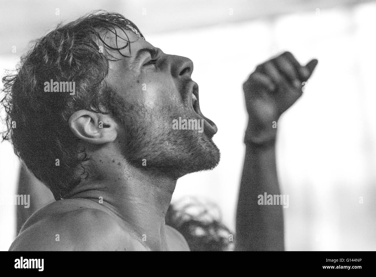 Oviedo, Spanien. 7. Mai 2016. Ein Zuschauer singt während des Konzerts der US-amerikanische Metalcore-Band "Terror" Otero Butal fest auf der Tour ihres neuen Albums "25th Hour" am 7. Mai 2016 in Oviedo, Spanien. Bildnachweis: David Gato/Alamy Live-Nachrichten Stockfoto